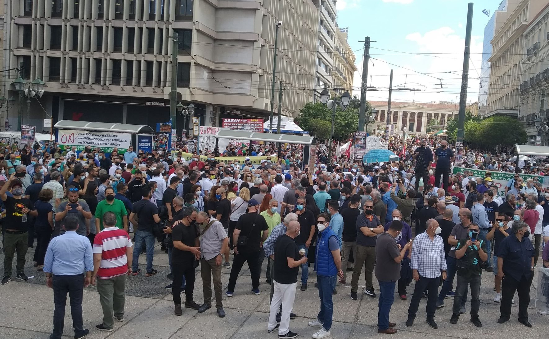 Μπορεί να είναι εικόνα ένα ή περισσότερα άτομα, άτομα που στέκονται, πλήθος και εξωτερικοί χώροι